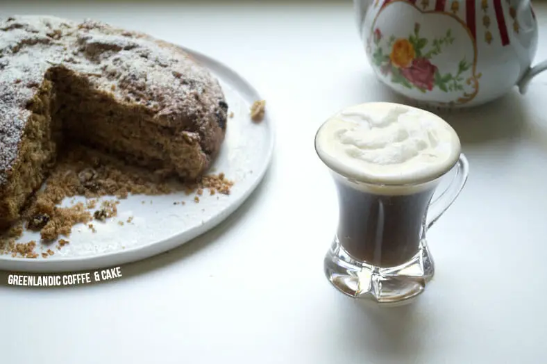 For the Greenlandic kaffemik, one usually serves coffee and cake like you see here!